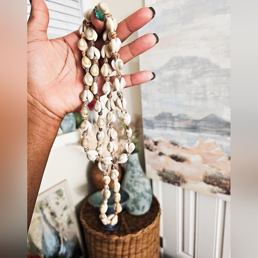 New Handmade Beaded Lei Natural Seashell Necklace.